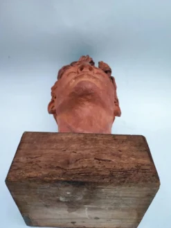 Tête de jeune homme sculptée en terre cuite
