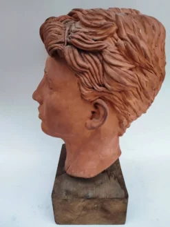 Tête de jeune homme sculptée en terre cuite