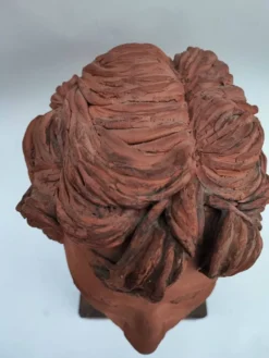 Tête de jeune homme sculptée en terre cuite