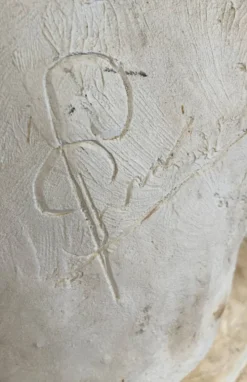 Tête en stuc de très grande taille représentant une figure romaine