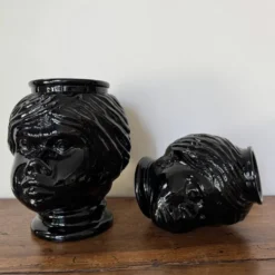 2 têtes en verre représentant des Maures