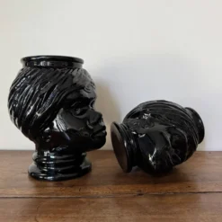 2 têtes en verre représentant des Maures