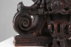 Un ancien chapiteau de colonne corinthienne sculpté à la main, France, XVIIIe siècle