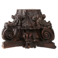 Un ancien chapiteau de colonne corinthienne sculpté à la main, France, XVIIIe siècle