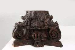 Un ancien chapiteau de colonne corinthienne sculpté à la main, France, XVIIIe siècle