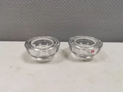 Un ensemble de bougeoirs iittala en verre transparent clair.