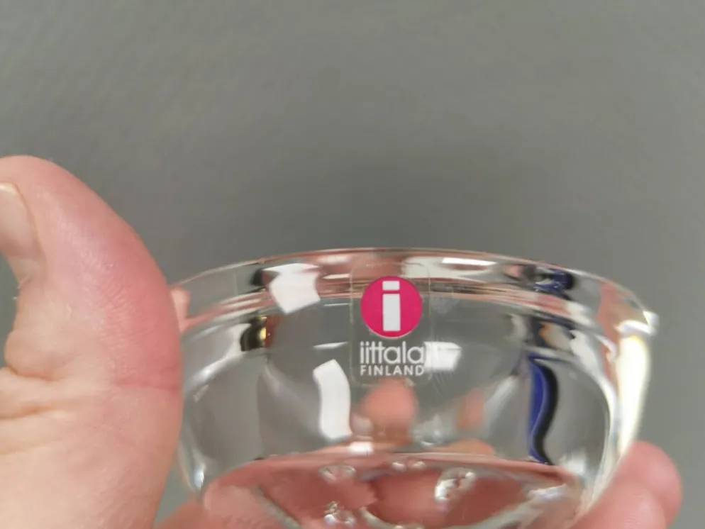 Un ensemble de bougeoirs iittala en verre transparent clair.