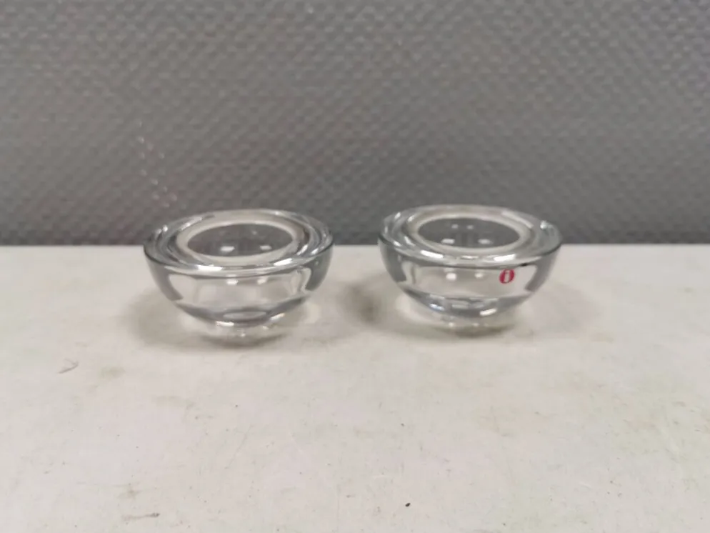 Un ensemble de bougeoirs iittala en verre transparent clair.