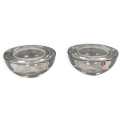 Un ensemble de bougeoirs iittala en verre transparent clair.
