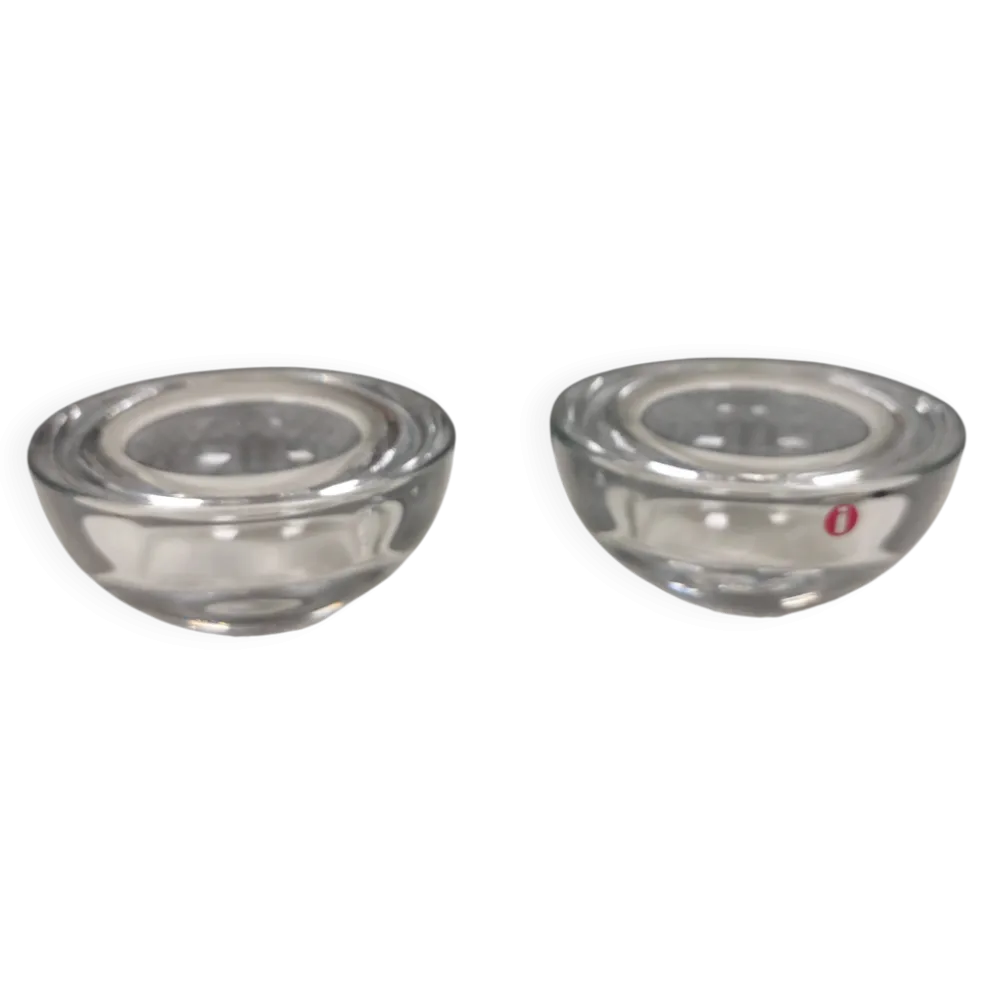 Un ensemble de bougeoirs iittala en verre transparent clair.