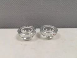 Un ensemble de bougeoirs iittala en verre transparent clair.