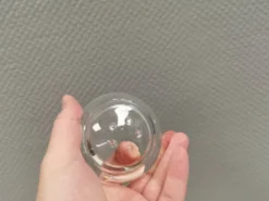 Un ensemble de bougeoirs iittala en verre transparent clair.