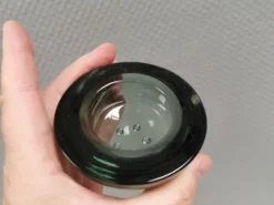 Un ensemble de porte-bougies iittala en verre transparent fumé.