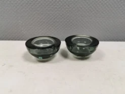 Un ensemble de porte-bougies iittala en verre transparent fumé.