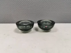 Un ensemble de porte-bougies iittala en verre transparent fumé.
