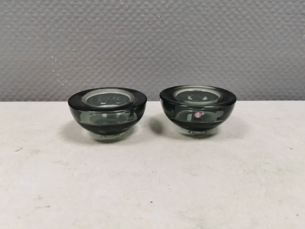 Un ensemble de porte-bougies iittala en verre transparent fumé.