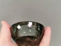Un ensemble de porte-bougies iittala en verre transparent fumé.