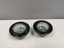 Un ensemble de porte-bougies iittala en verre transparent fumé.