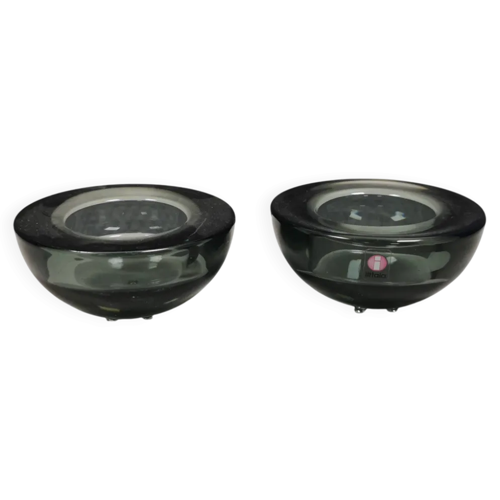Un ensemble de porte-bougies iittala en verre transparent fumé.