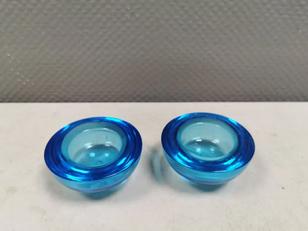 Un ensemble de porte-bougies iittala en verre transparent bleu.