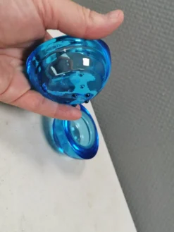 Un ensemble de porte-bougies iittala en verre transparent bleu.