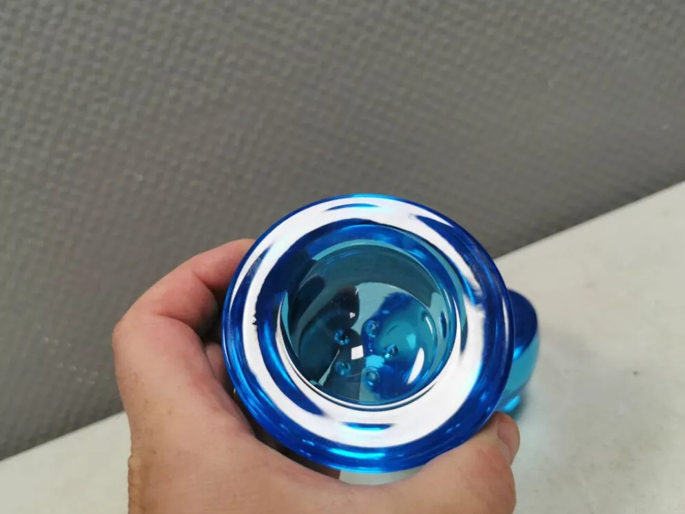 Un ensemble de porte-bougies iittala en verre transparent bleu.