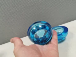 Un ensemble de porte-bougies iittala en verre transparent bleu.