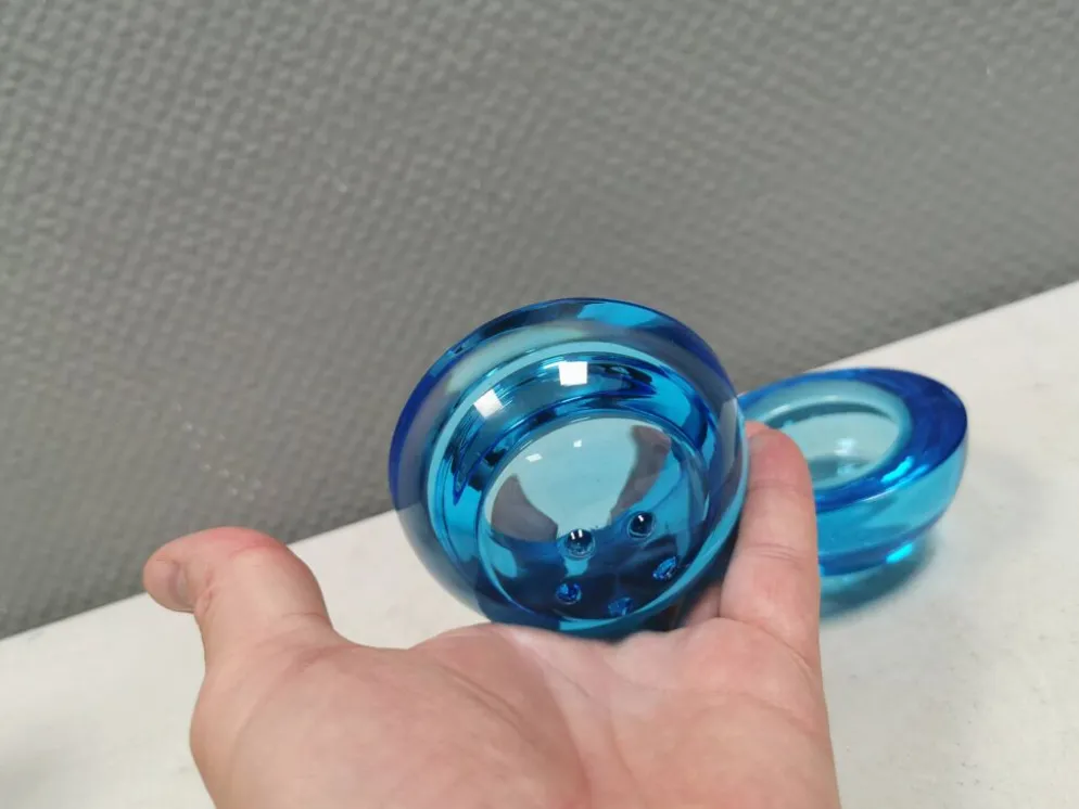 Un ensemble de porte-bougies iittala en verre transparent bleu.