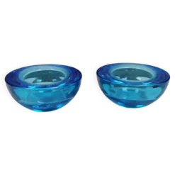Un ensemble de porte-bougies iittala en verre transparent bleu.