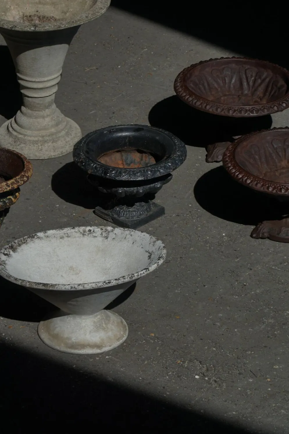 Urne de jardin ancienne en fonte française avec bordure décorative, début du 20e siècle