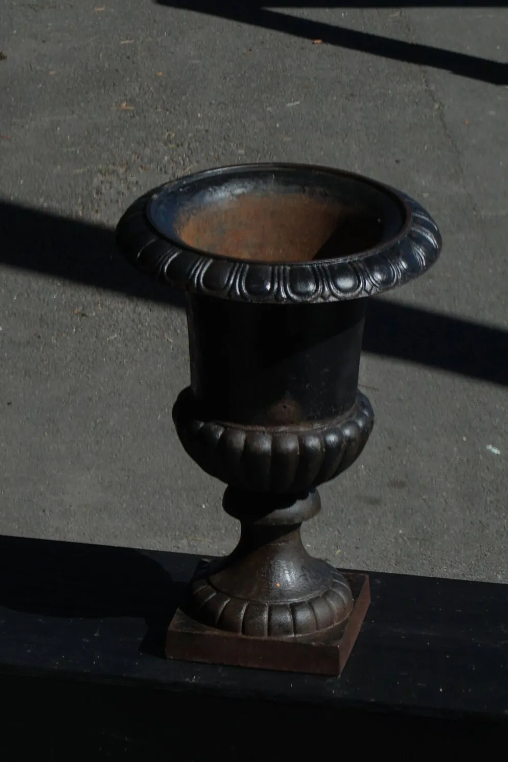 Urne de jardin / Jardinière décorative en fonte, design néoclassique français, années 1950