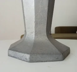 Vase ancien Art déco en fonte d'aluminium