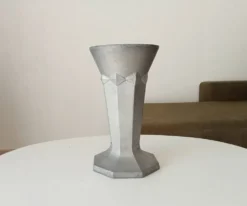 Vase ancien Art déco en fonte d'aluminium