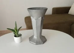 Vase ancien Art déco en fonte d'aluminium