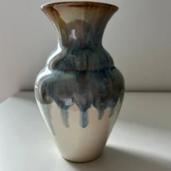 Vase aux coulures bleutées