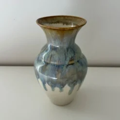 Vase aux coulures bleutées