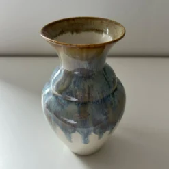 Vase aux coulures bleutées