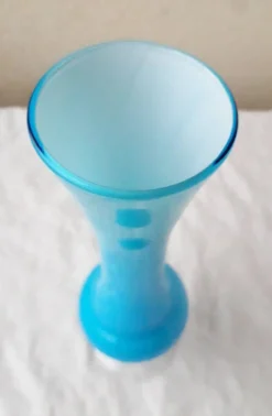 Vase bleu en opaline