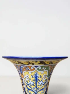 Vase cornet en faïence de Nevers, Montagnon