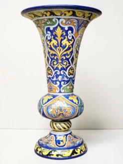 Vase cornet en faïence de Nevers, Montagnon