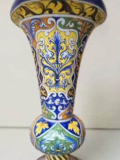 Vase cornet en faïence de Nevers, Montagnon