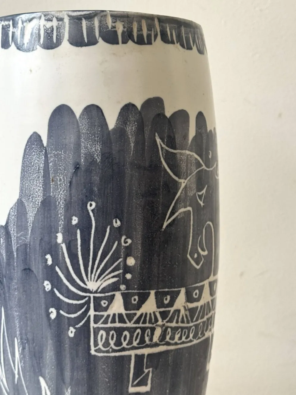 Vase dans le goût de Picasso, Atelier Cerenne à décor taureau stylisé, Vallauris 1950