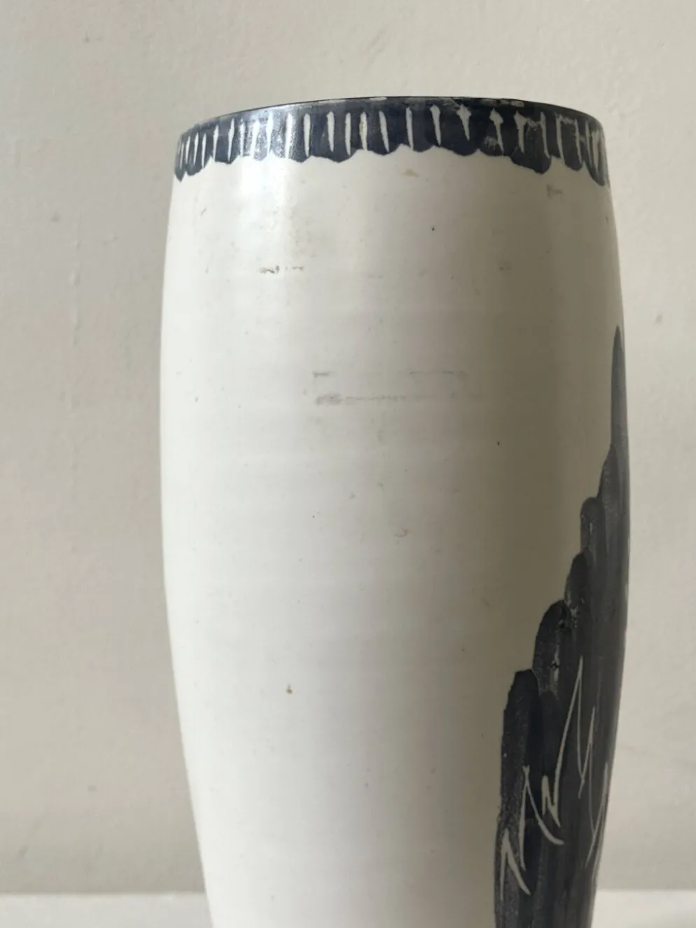 Vase dans le goût de Picasso, Atelier Cerenne à décor taureau stylisé, Vallauris 1950