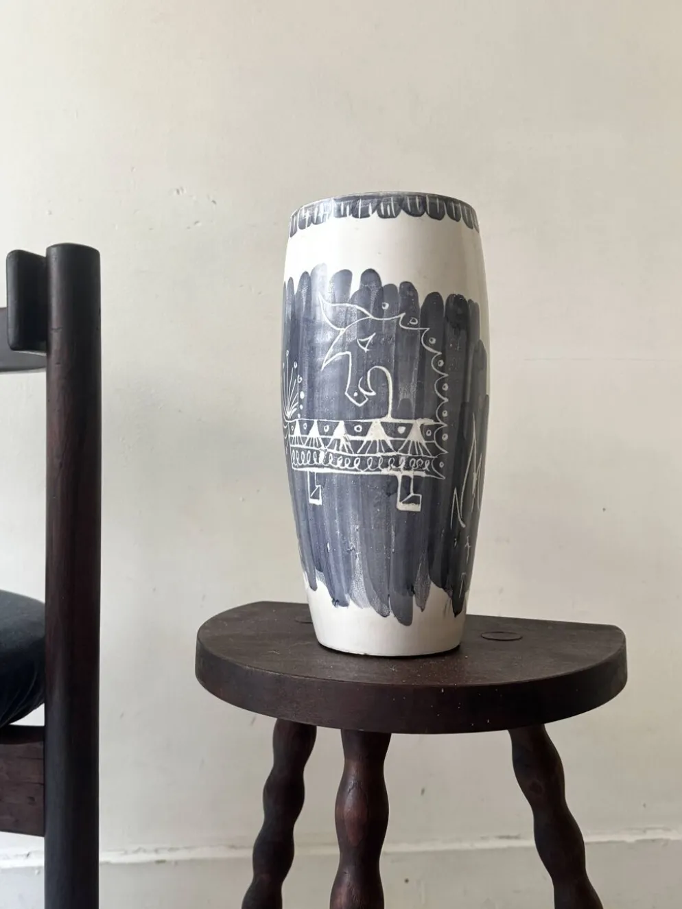 Vase dans le goût de Picasso, Atelier Cerenne à décor taureau stylisé, Vallauris 1950