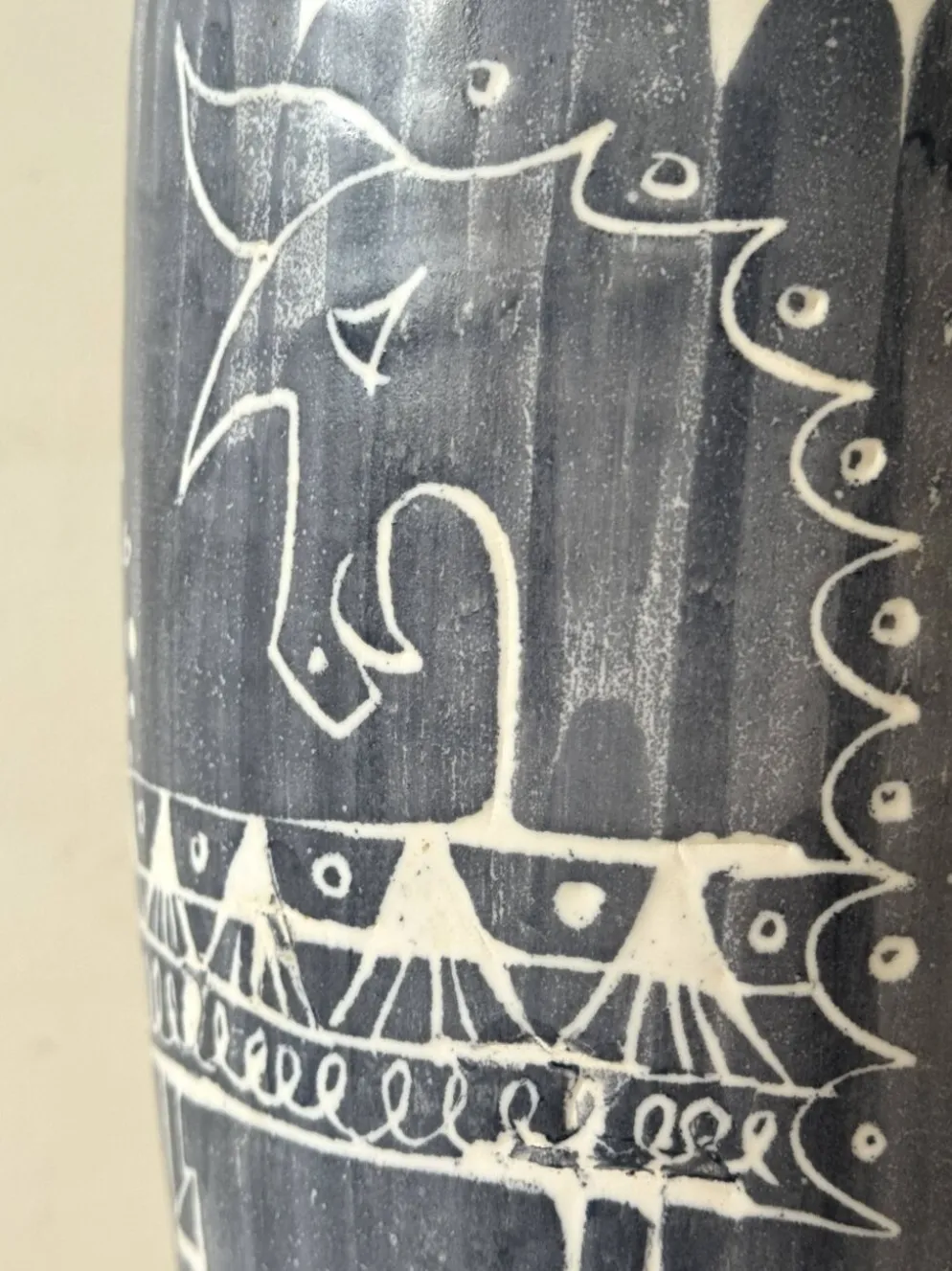 Vase dans le goût de Picasso, Atelier Cerenne à décor taureau stylisé, Vallauris 1950