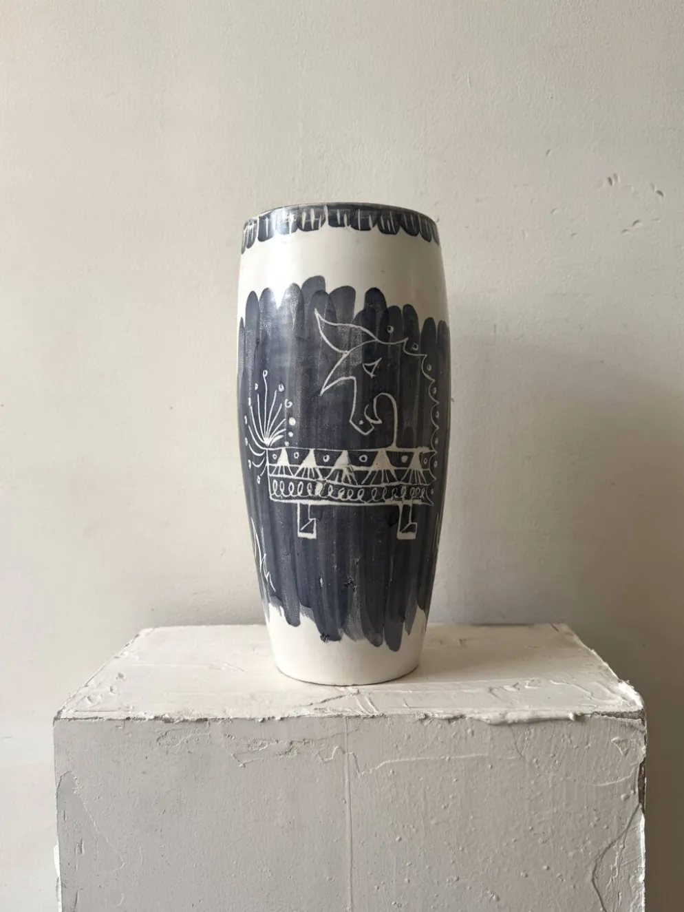 Vase dans le goût de Picasso, Atelier Cerenne à décor taureau stylisé, Vallauris 1950