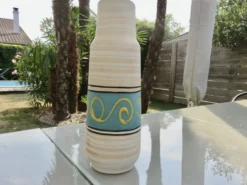 Vase en céramique avec anse 