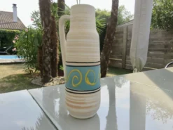 Vase en céramique avec anse 