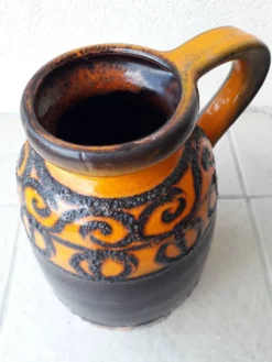 Vase en céramique orange et marron
