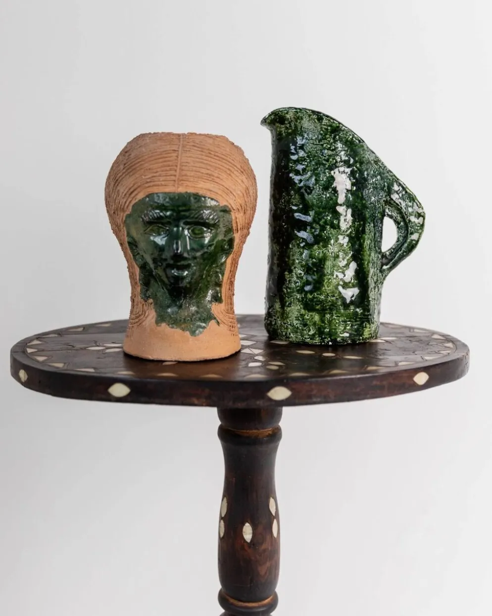 Vase en céramique vintage des années 1980, forme de tête sculpturale avec visage émaillé vert, objet d’art en terre cuite